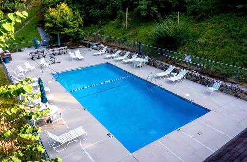 an overhead view of a swimming pool with chairs and tables at Bearadise Retreat At English Mountain Condo in Sevierville