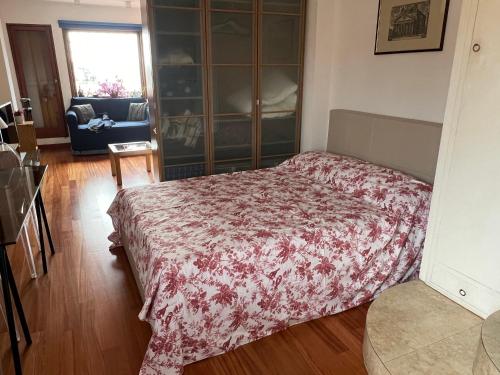 um quarto com uma cama com um cobertor vermelho em Spanish Steps Rome View em Roma