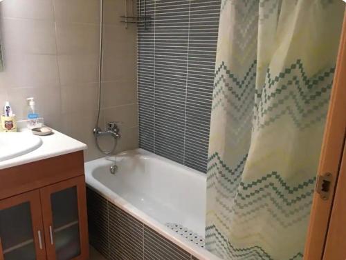 Ванная комната в Precioso piso cerca de playa Fenals con 2 piscinas y terraza