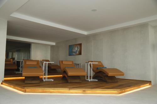 巴格達的住宿－Babylon Rotana Hotel，一间设有棕色椅子和桌子的等候室