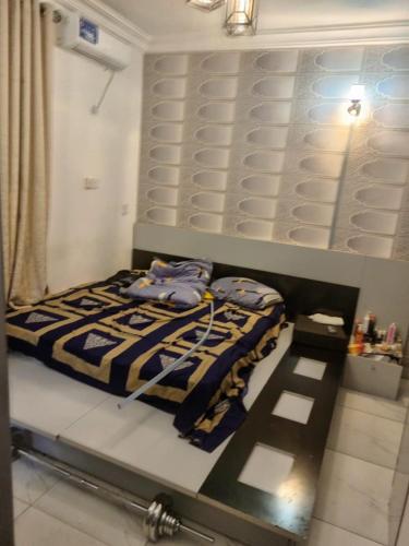una habitación con una cama en una habitación de hospital en House 7, en Lagos