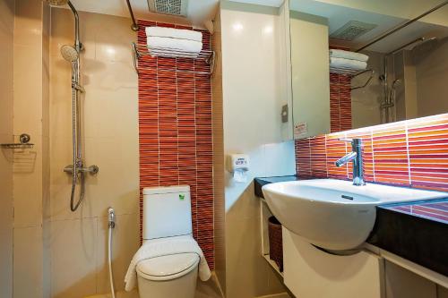 e bagno con servizi igienici, lavandino e doccia. di Khon Kaen Hotel a Khon Kaen