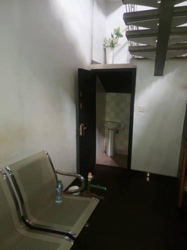 y baño con lavabo y espejo. en House 7, en Lagos