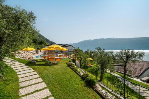 Residence Dany appartamenti con cucina vista lago piscina e parcheggio
