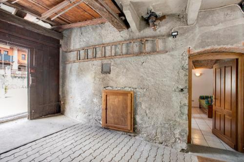 an empty room with a wooden door on a wall at Maison Jaccod_piano terra in Morgex