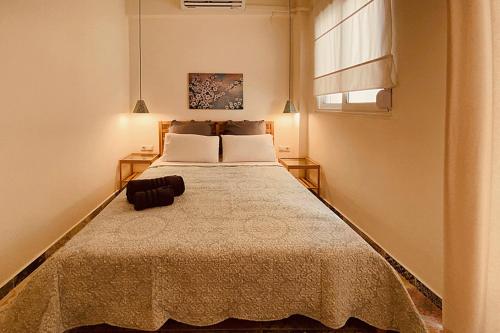 um quarto com uma cama grande num quarto em Downtown Opalio Apartments em Kavala