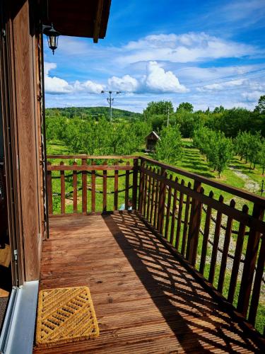 Balkón nebo terasa v ubytování Baumhaus Heuhütte