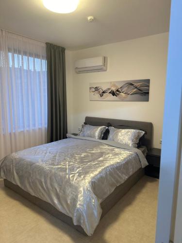 ein Schlafzimmer mit einem großen Bett mit weißer Bettwäsche in der Unterkunft Premium Ferienwohnung SWETI WLAS Polarstar Beach Luxury Apartment 150 m zum Strand Pool 3 Balkone Meeresblick Google TV bis zu 6 Personen in Sweti Wlas