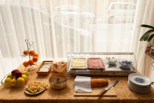 サヴォーナにあるHotel San Marcoのテーブルの上に様々な種類の食べ物を並べたテーブル