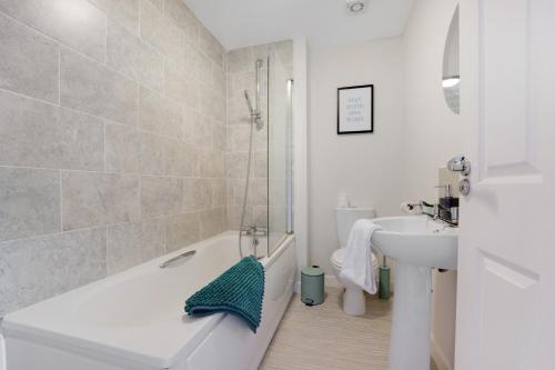 Ένα μπάνιο στο NEW! Stylish 2-Bed Home by Stay With Us, Ideal for Families, Sleeps 4!