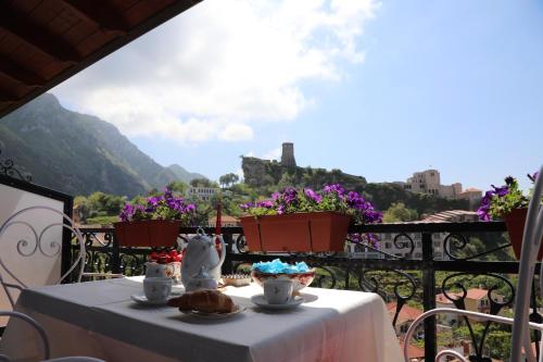 a table with flowers on top of a balcony at Villa Castriota in Krujë