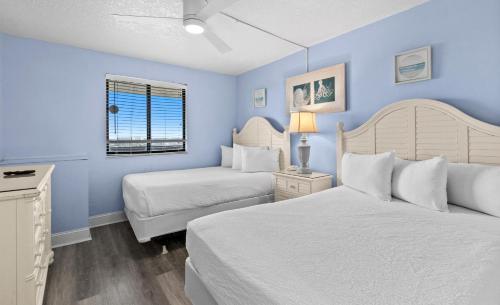 Postel nebo postele na pokoji v ubytování SunDestin Resort Unit 1718