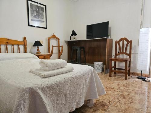 เตียงในห้องที่ Basic Guardamar pension