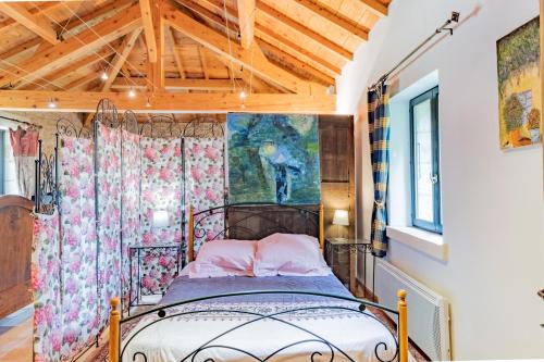 ein Schlafzimmer mit einem Bett und einem Wandgemälde in der Unterkunft Gîtes et chambres croix du sud in Saint-Amand-de-Vergt