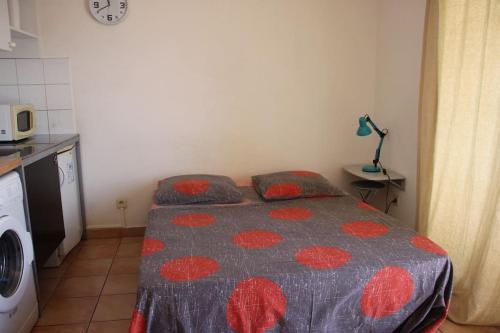GourbeyreLocation studio vue exceptionnelle proximité mer的一间小卧室,厨房内配有一张床