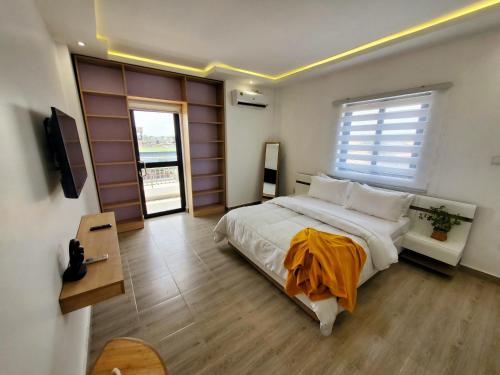 - une chambre avec un grand lit et une fenêtre dans l'établissement Star tower, à Accra