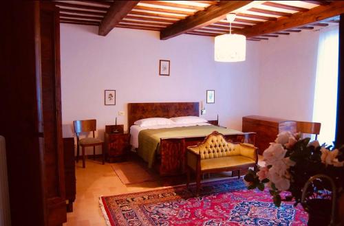 sypialnia z łóżkiem, stołem i krzesłami w obiekcie B&B Antica Dimora w mieście Pergola