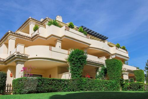 a house with ivy on the side of it at Luxury 3-bed apt Capanes del Golf in Benahavís