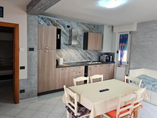 una cucina con tavolo e una sala da pranzo di Kidonia - Iseo Lake Apartmens a Sale Marasino
