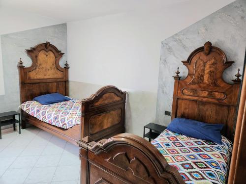 2 letti in una camera con 2 letti di Kidonia - Iseo Lake Apartmens a Sale Marasino