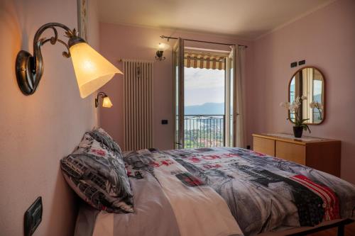 - une chambre avec un lit doté d'une lampe et d'une fenêtre dans l'établissement Casetta di Rosetta, à Arizzano