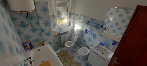 een kleine badkamer met toilet en wastafel bij Apartman Nikolino in Sukošan