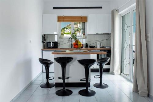Küche/Küchenzeile in der Unterkunft AZURE home