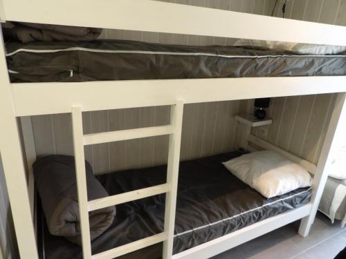 quelques lits superposés dans une chambre dans l'établissement St Cyprien studio cabine avec terrasse et piscine, à Saint-Cyprien