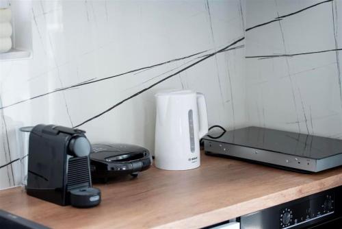 eine Küchentheke mit einer Mikrowelle und einem Toaster in der Unterkunft AZURE home in Menídion
