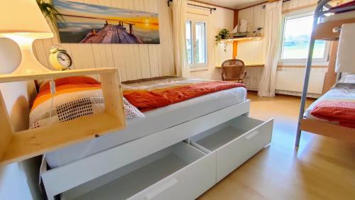 1 dormitorio con 2 literas en una habitación en Nisihof, en Oberkirch
