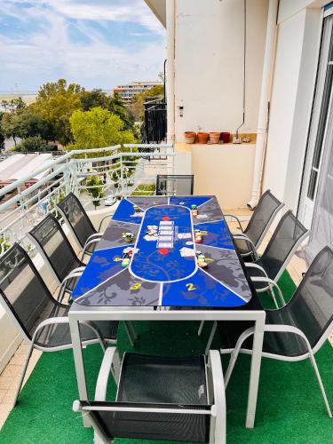 d'une table et de chaises sur un balcon. dans l'établissement 2 bedroom flat with sea view and huge terrace, à Nice