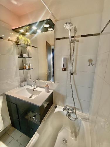 une salle de bain avec une baignoire, un lavabo et une douche dans l'établissement 2 bedrooms, 15 min walk to beach, AC, pool & fiber internet in a quiet, private gated domain 5kms to St Tropez, à Cogolin