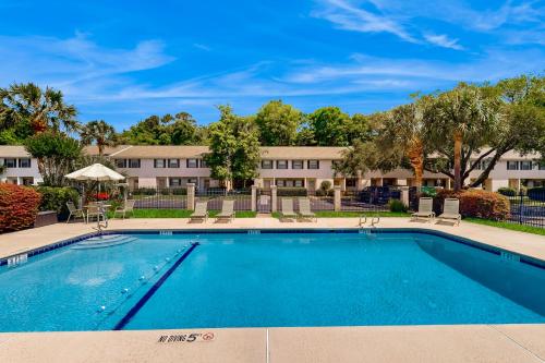a swimming pool in front of a building at Starfish Shores in Mallory Park