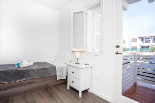 een witte slaapkamer met een bed en een raam bij Apartamento con vistas en son Parc in Son Parc