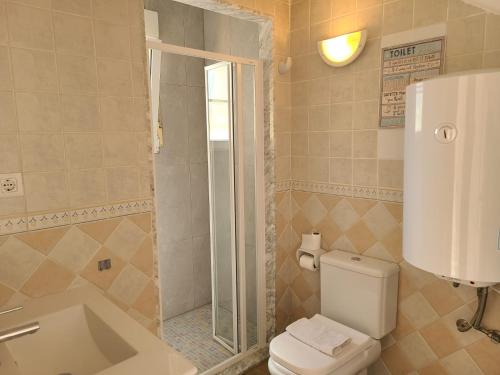 La salle de bains est pourvue d'une douche, de toilettes et d'un lavabo. dans l'établissement Bungalow PUEBLO MAR en Els Poblets., à Dénia