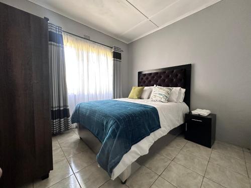 Giường trong phòng chung tại 2 bed self-catering cottage -D and S Paradise Home