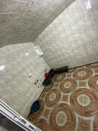 an overhead view of a bathroom with a tile floor at Résidence les castor in Oran