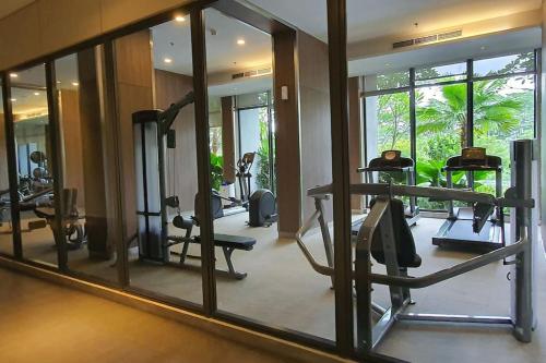 Spordikeskus ja/või sportimisvõimalused majutusasutuses Homey 1BR Condo Marigold Navapark BSD Full Furnish