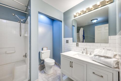 y baño con lavabo y espejo. en Milledgeville Home with Game Room and Private Dock! en Resseaus Crossroads