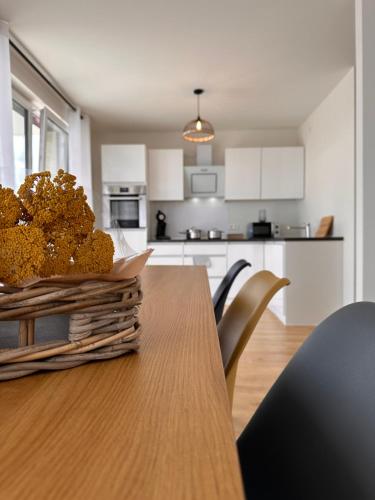 Η κουζίνα ή μικρή κουζίνα στο AMAO Sepia - 86 m2 Apartment - Balcony - King-Size Beds - Free Parking - Near Europa-Park - Up to 12 Guests with 2 Units