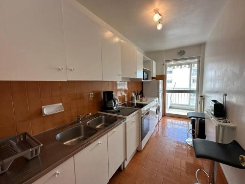 une cuisine avec un évier et un plan de travail dans l'établissement C062 Appart fonctionne Proche du centre Cannes, à Cannes