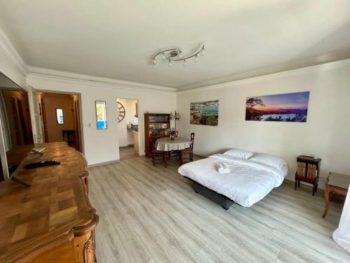 une chambre avec un lit et une table dedans dans l'établissement C029-Appartement spacieux a deux pas de la Croisette, à Cannes