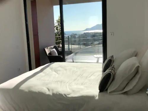 une chambre avec un lit avec vue sur l'océan dans l'établissement B002 - Superbe appartement avec Vue Mer et Piscine, à Cannes