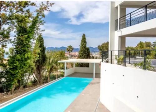 une piscine dans l'arrière-cour d'une maison dans l'établissement B002 - Superbe appartement avec Vue Mer et Piscine, à Cannes