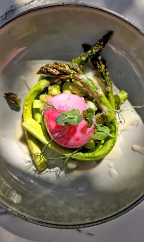 a plate of food with vegetables in a bowl at Vilajoun in Joucas