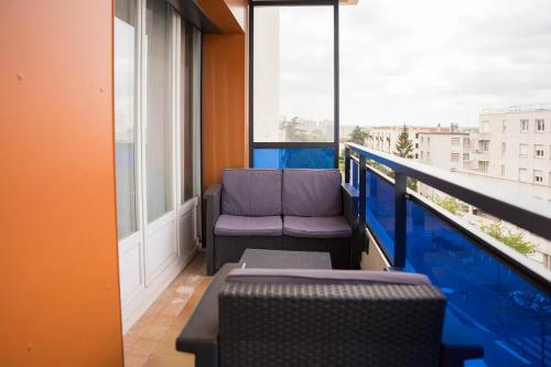 balcone con 2 sedie e finestra di Appartement cosy à Saint-Priest, 78m², proche tramway a Saint-Priest