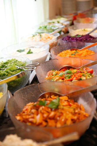 a buffet of different types of food in bowls at Sonnenhotel Bayerischer Hof - All Inklusive Angebote verfügbar in Waldmünchen