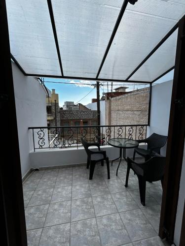 - Balcón con mesa y sillas en un edificio en Pyrgi Village apartment, en Pyrgi
