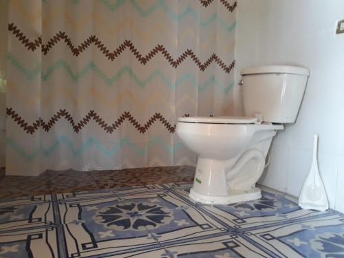 baño con aseo blanco en una habitación en Rancho Agua Fria casa, en Usulután