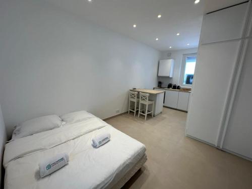 C073-Studio neuf et lumineux au carre d'or Croisette